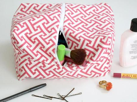 10 Mother's Day DIY Gifts DIY Mothers Day Gift: Fabric Toiletries Bag