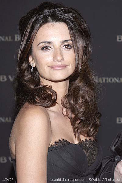 Penelope Cruz shines with the wrap-around style. Penelope Cruz shines with the wrap-around style.