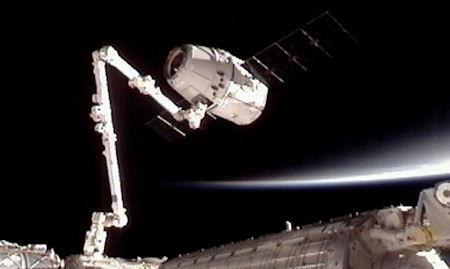 14 Amazing Photos Of The SpaceX Dragon Docking