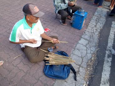 Pak S showing me how to use Pletokan Festival Malang Kembali: Malang From the Past