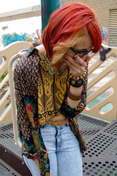 Street style: Great mix of patterns and I the layered, chunky...