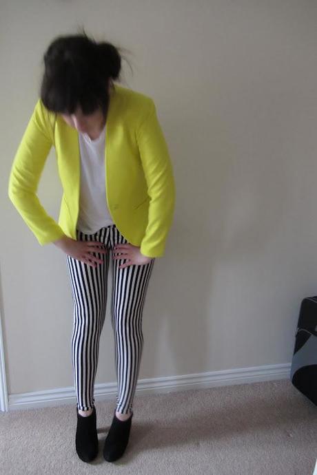 OOTD|| Yellow neon blazer and Beetlejuice leggings