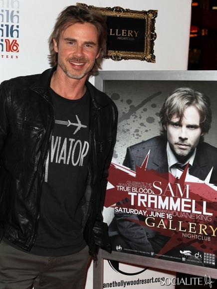 sam trammell vegas red carpet 06172012 07 435x580 Sam Trammell Chats Prior to Hosting Party in Las Vegas