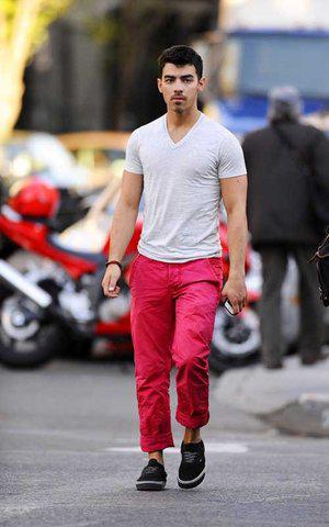 vneck aertwrk12 MEN’S FASHION BASICS: The V-Neck