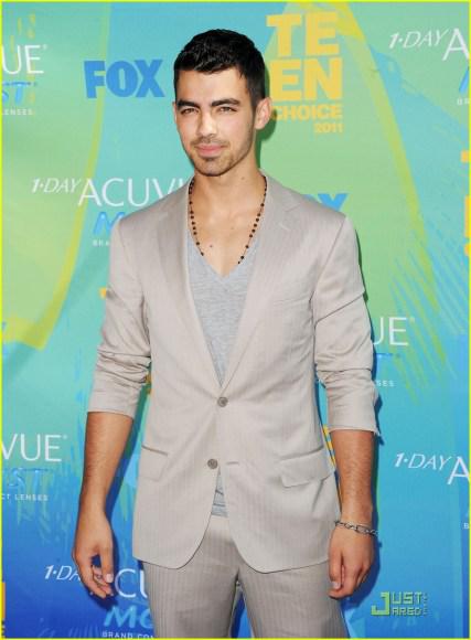 vneck aertwrk11 MEN’S FASHION BASICS: The V-Neck