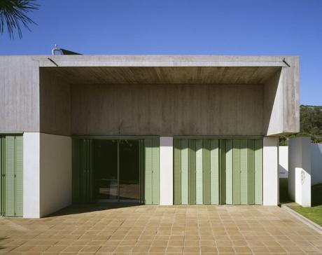 House in Azóia by Steven Evans + Ricardo Jacinto