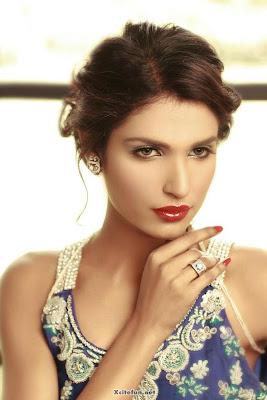  - amna-ilyas-pakistani-fashion-model-profile-pi-L-R30gRZ