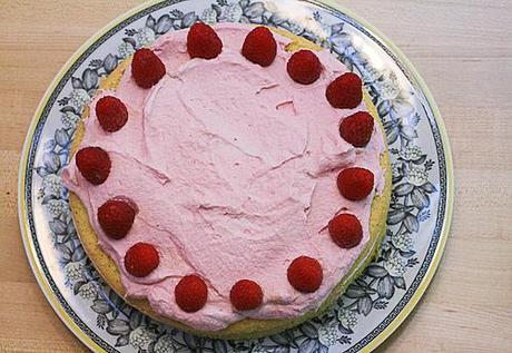 Duck Egg Sponge Cake with Raspberry Cream Icing (Raspberry Fluff Cake) Raspberry Fluff Cake