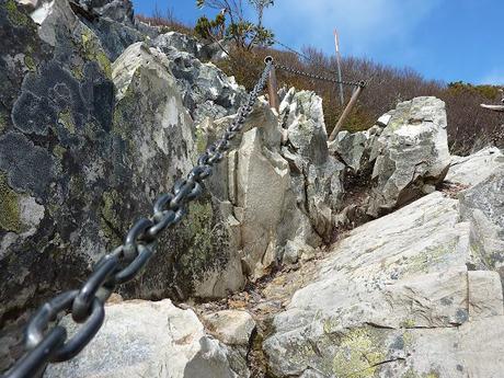 chain on rocks leading up to marions lookout