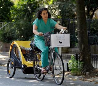 Dr. Elisabetta Coletti makes a housecall in Brooklyn: © Associated Press, photo by Kathy Willems