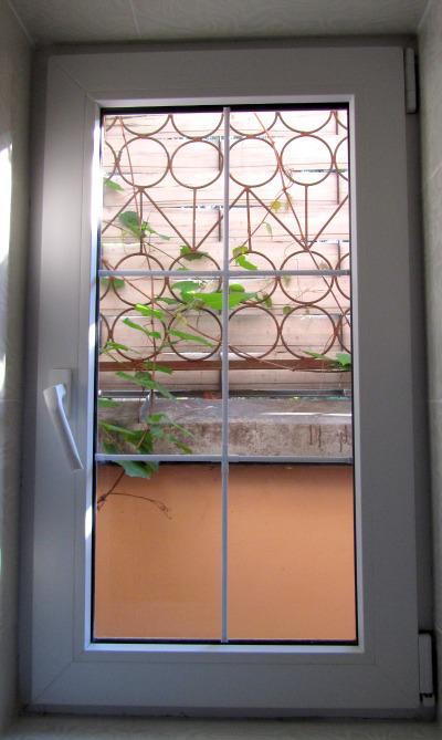 MD_window_b_400x669 Expat Life: Go Forth and Be Incompetent