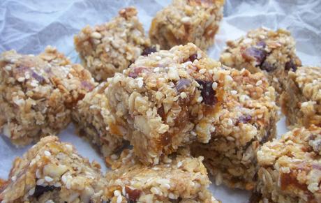 Flapjacks Fruit and nut flapjacks (granola bars)