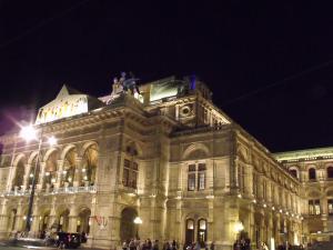 Opera House - Staatsoper - Vienna, by night.