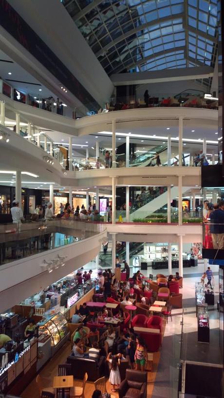 Le Mall Dbayeh Lights Up in Color