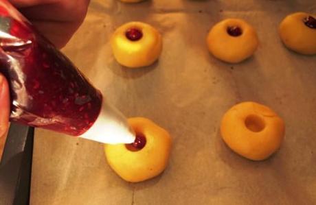 Pipe your jam in your cookies