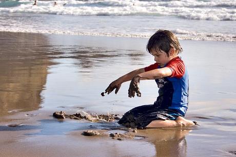 Four Beaches in the West Nz_piha_child1