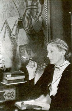 Virginia Woolf smoking and reading
