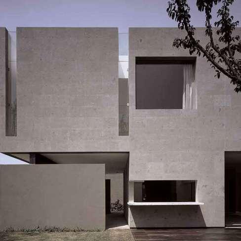 Casa del Atro by Fran Silvestre Arquitectos Casa Paracaima by DCPP arquitectos