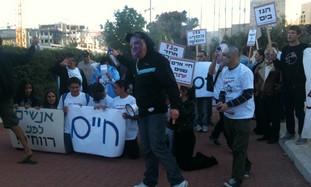 Israeli Anti-Gas Protesters Disrupt Conference