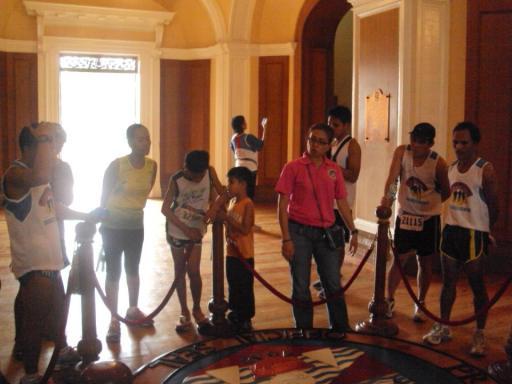 Ma'am Hazel telling some history about Pangasinan to my fellow runners. Race Report: Pangasinan Great Run Half Marathon 2012