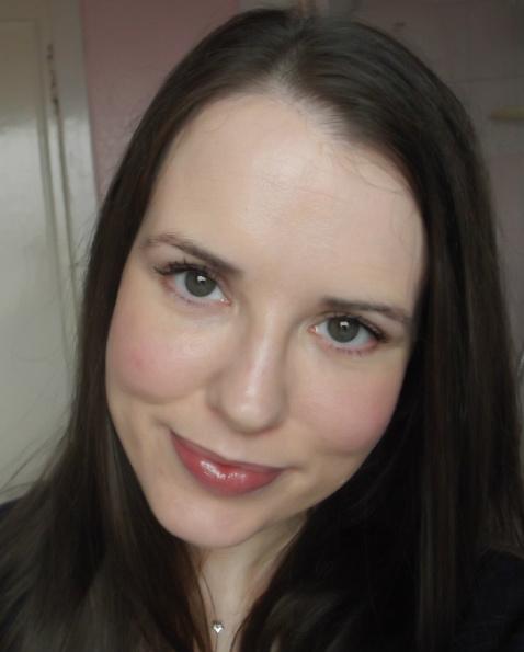 Liz Earle Signature Foundation In Porcelain Review & Swatches Liz Earle Signature Foundation In Porcelain Review & Swatches