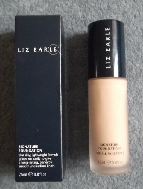 Liz Earle Signature Foundation In Porcelain Review & Swatches Liz Earle Signature Foundation Porcelain 01