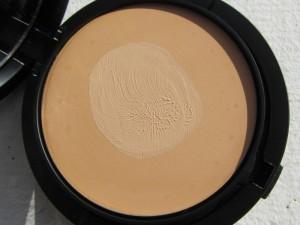youngblood creme foundation close up Review and giveaway: Youngblood Mineral Radiance Creme Powder Foundation