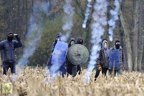 Protesters face on November 24, 2012 French riot police, seeking to evict squatters from protected swampland where Prime Minister Jean-Marc Ayrault wants to build a new airport(AFP Photo / Jean-Sebastuen Evrard)