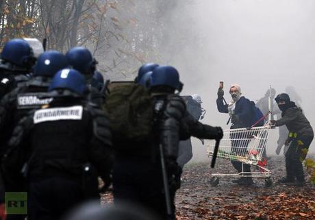 Protestors against a project to build an international airport clash with riot police following the evacuation of their squat nearby, on November 23, 2012 in Notre-Dame-des-Landes, western France (AFP Photo / Frank Perry) 