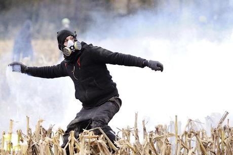  A protester faces on November 24, 2012 French riot police, seeking to evict squatters from protected swampland where Prime Minister Jean-Marc Ayrault wants to build a new airport (AFP Photo / Jean-Sebastuen Evrard)