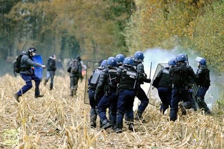 French riot police face protesters on November 24, 2012 as they seek to evict squatters from protected swampland where Prime Minister Jean-Marc Ayrault wants to build a new airport (AFP Photo / Jean-Sebastuen Evrard)