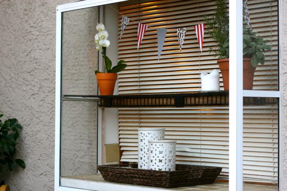 NookAndSea-Blog-Christmas-Party-Decor-Bay-Window-Kitchen-Flag-Bunting-Paper-Easy-Simple-Orchid-Candles-Tray-Blinds-Shelf