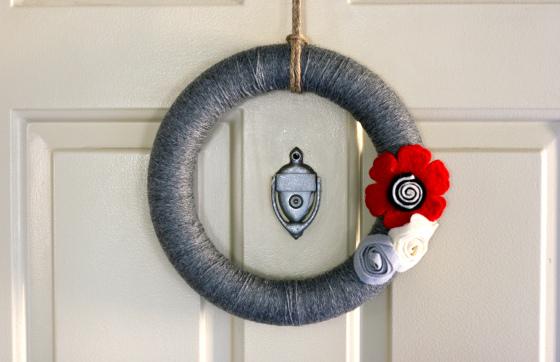 NookAndSea-Blog-Christmas-Party-Decor-Yarn-Wreath-Red-Grey-Gray-White-Front-Door-Twine-Flowers-Felt-Craft