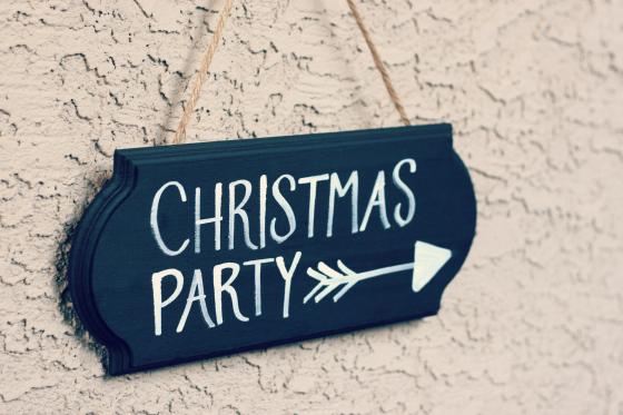 NookAndSea-Blog-Christmas-Party-Decor-Party-Sign-Arrow-Chalkboard-Paint-Black-Twine-Hanging-Entrance