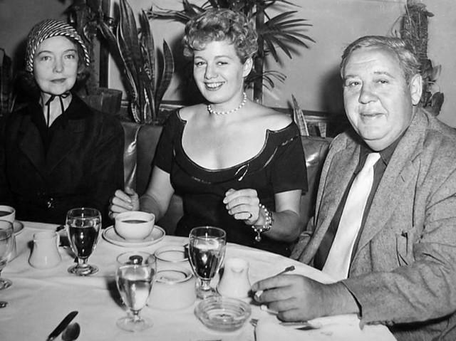 MITCHUM_Lillian Gish, Shelley Winters and Charles Laughton have dinner together upon Gish´s arrival in Los Angeles to play a role in Laughton´s The Night of the Hunter