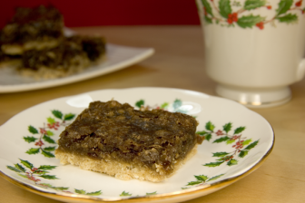 Guest Blogger: The Misfit Baker – Christmas Recipe Roundup Butter Tart Squares {vegan}