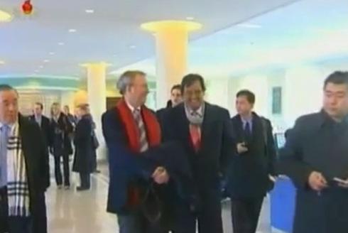 Eric Schmidt (2nd L) talks with Bill Richardson (3rd L) during a tour of the E-Library at Kim Il Sung University.  Also in attendance is Korea expert Dr. Tony Namkung (L) (Photo: KCTV screengrab)