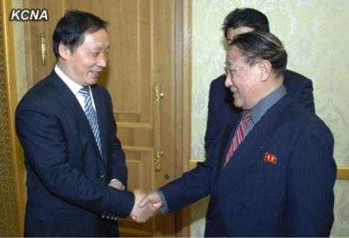 DPRK Vice Premier Kang Sok Ju (R) shakes hands with Chinese Vice Minister of Commerice Li Jinzao (L) prior to a meeting at Mansudae Assembly Hall in Pyongyang on 10 January 2013 (Photo: KCNA)