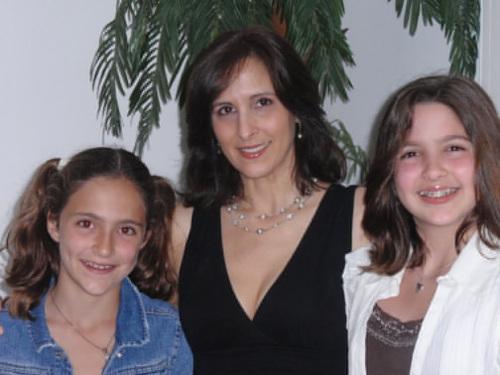 Remarkable resemblance of Sandy Hook victims and professional crisis actors mommy with her girls