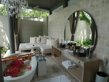 Luxurious bathroom/living room area Real honeymoon: Thai luxury in Phuket