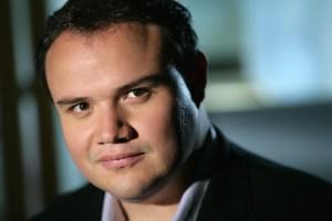 David Lomeli head shot chattin’ it up with David Lomeli: Mexican tenor, toast of NYC!