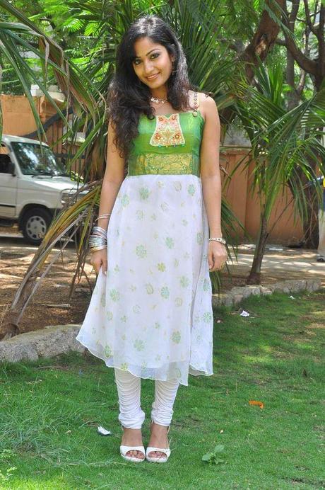 Madhavi Latha - Sexy Pics Cleavage Show Madhavi Latha - Sexy Pics Cleavage Show