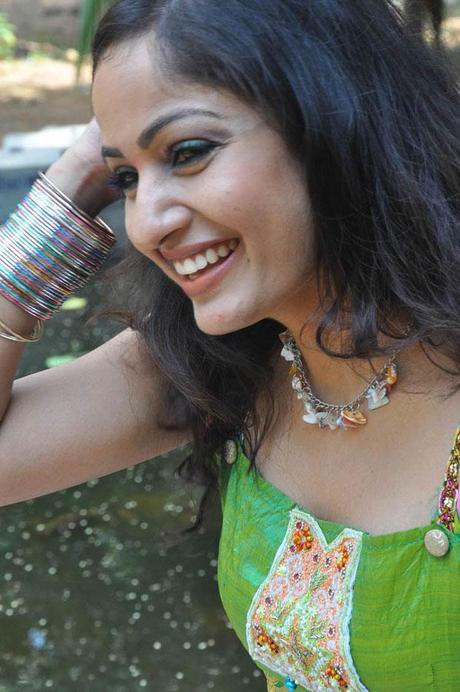Madhavi Latha - Sexy Pics Cleavage Show Madhavi Latha - Sexy Pics Cleavage Show