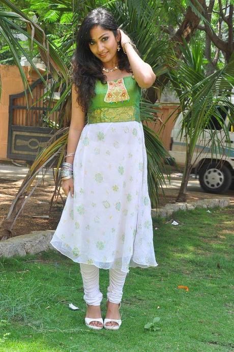 Madhavi Latha - Sexy Pics Cleavage Show Madhavi Latha - Sexy Pics Cleavage Show