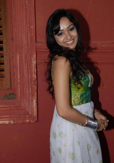 Madhavi Latha - Sexy Pics Cleavage Show Madhavi Latha - Sexy Pics Cleavage Show