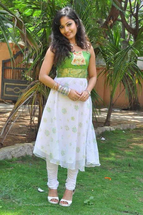 Madhavi Latha - Sexy Pics Cleavage Show Madhavi Latha - Sexy Pics Cleavage Show