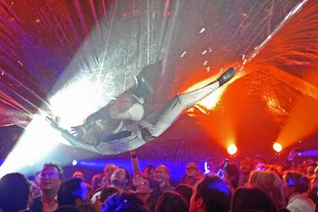 Fuerzabruta - Man in the Suit on 'The Bubble'