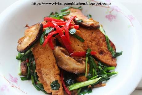 Stir Fry Chinese Chives with Mushroom and Tofu(韭菜香菇炒豆干)