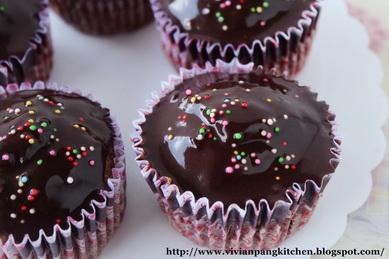 Cake Crumbs Cupcakes with Chocolate Ganache without Cream