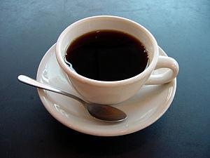 English: A photo of a cup of coffee. Esperanto...